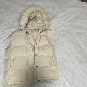 GAP white vest, brand new perfect condition! Size small!